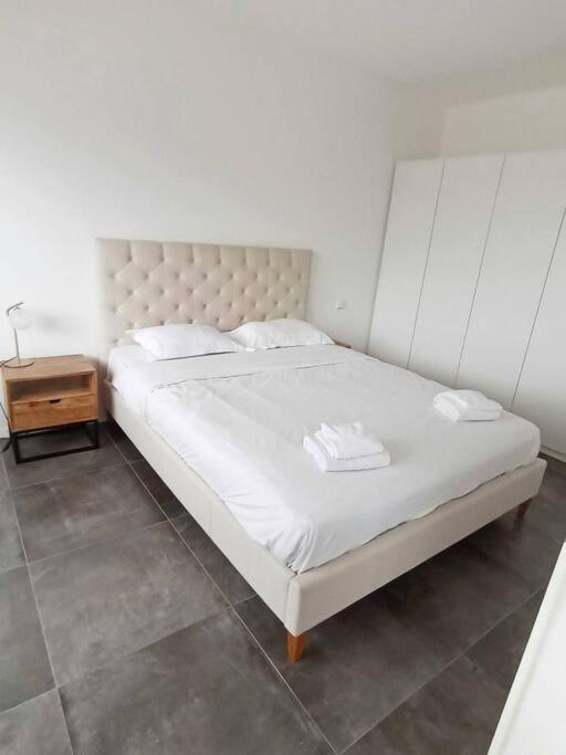 Apartment One Comfortable Bedroom Flat With Terrace *